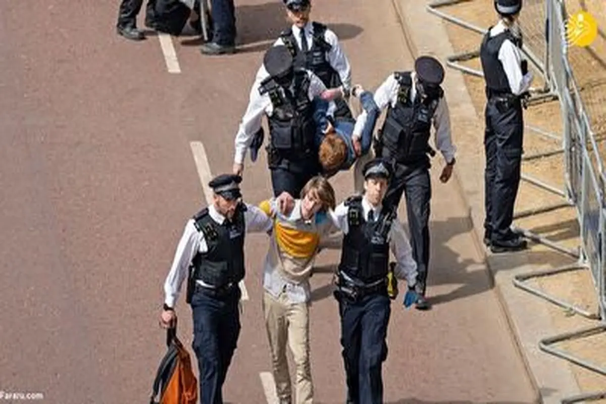 یورش معترضان به مراسم جشن سلطنت ملکه انگلیس+ فیلم