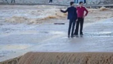 لحظات پر التهاب نجات یک خانواده از غرق شدن در پل خواجو + فیلم