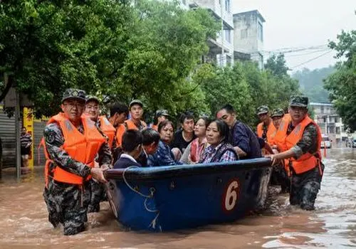 صحنه های ترسناک وقوع سیل شدید در شهر شنژن چین+ فیلم
