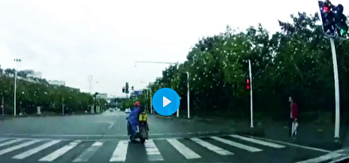 رفتار جنون‌آمیز پدر بی‌رحم با دخترش در خیابان!+فیلم