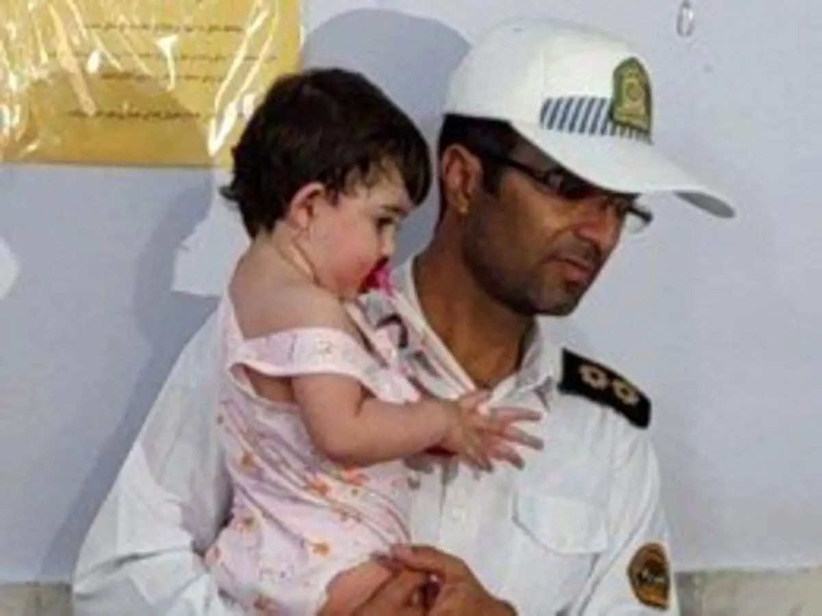 تصویری زیبا از اقدام انسان دوستانه افسر پلیس پس از یک تصادف