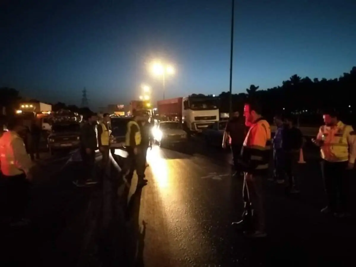 تصادف زنجیره‌ای ۳۰ دستگاه خودرو در اصفهان/ جاده لغزنده بود + عکس