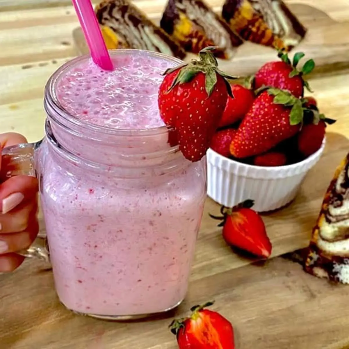 طرز تهیه اسموتی توت فرنگی