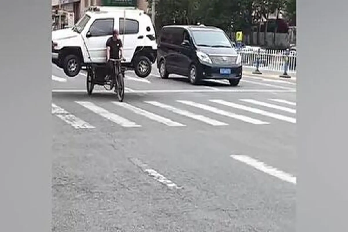 حمل یک خودرو روی دوچرخه! + فیلم