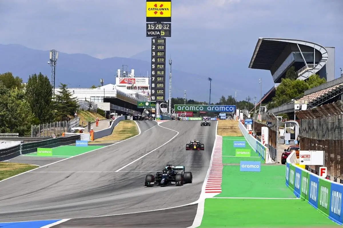 عبور بامزه یک بچه گراز از مسیر مسابقه + فیلم