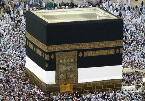 بازداشت یک زن مقابل کعبه پس از برافراشتن پرچم فلسطین+ فیلم