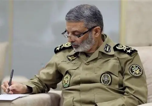  «امیر عبدالرحیم موسوی» در کنار پدرش در یک مراسم؛ سال 95