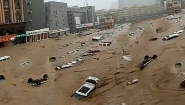 ویدئو دلخراش از مردم و ماشین‌های روان در سیل چین+ فیلم