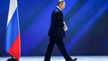 علت ثابت بودن دست راست پوتین هنگام راه رفتن+ فیلم