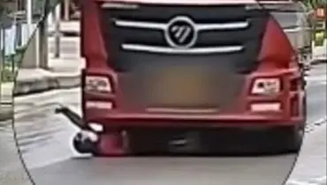 لحظات وحشتناک کشیده شدن موتورسوار زیر یک کامیون!+ فیلم