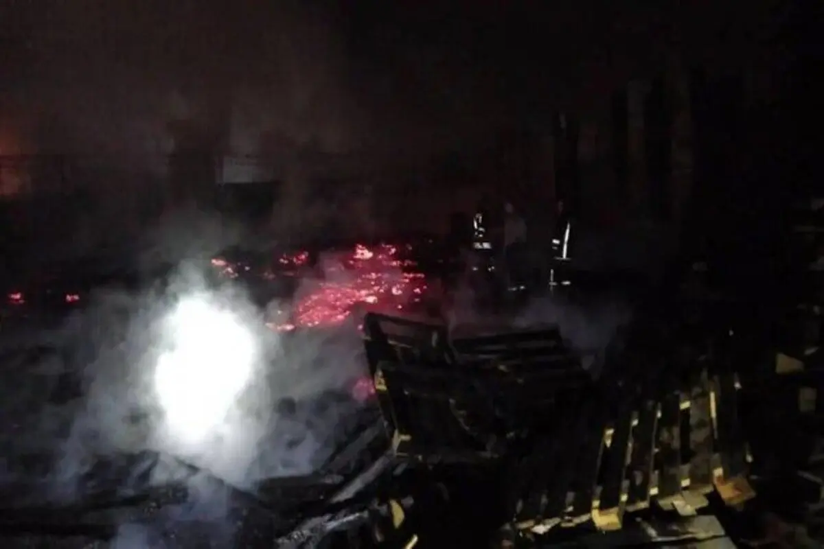 آتش سوزی گسترده در یک بارانداز در بزرگراه آزادگان