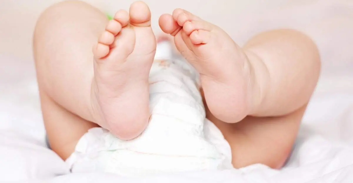 چگونه بفهمیم پوشک کودکمان خیس است؟