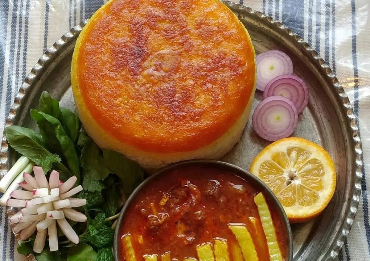 طرز تهیه خورش گوشت چرخ کرده با سیب زمینی و گوجه فوری
