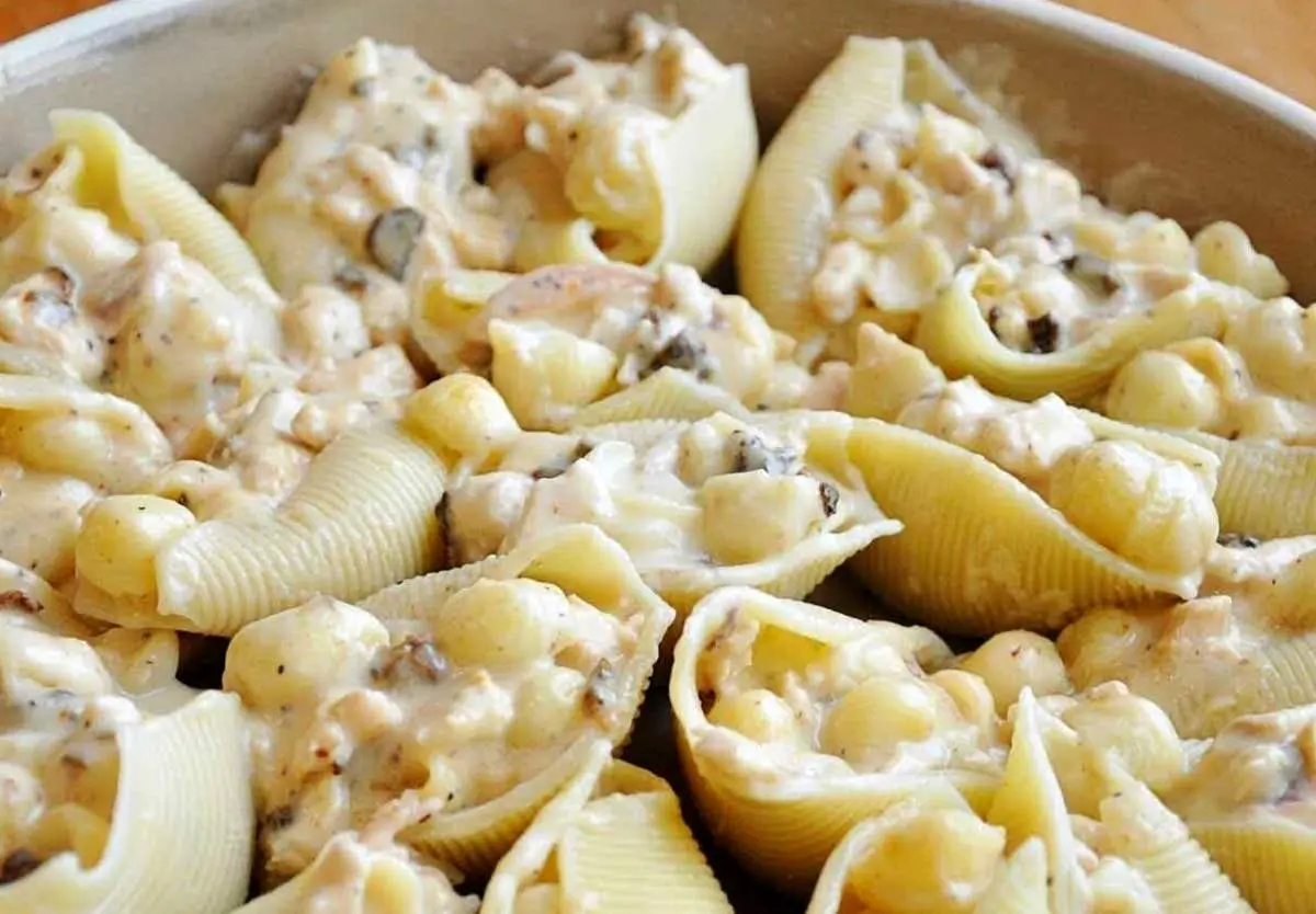 طرز تهیه جامبو شلز با مرغ و قارچ به روشی آسان و ساده بدون فر