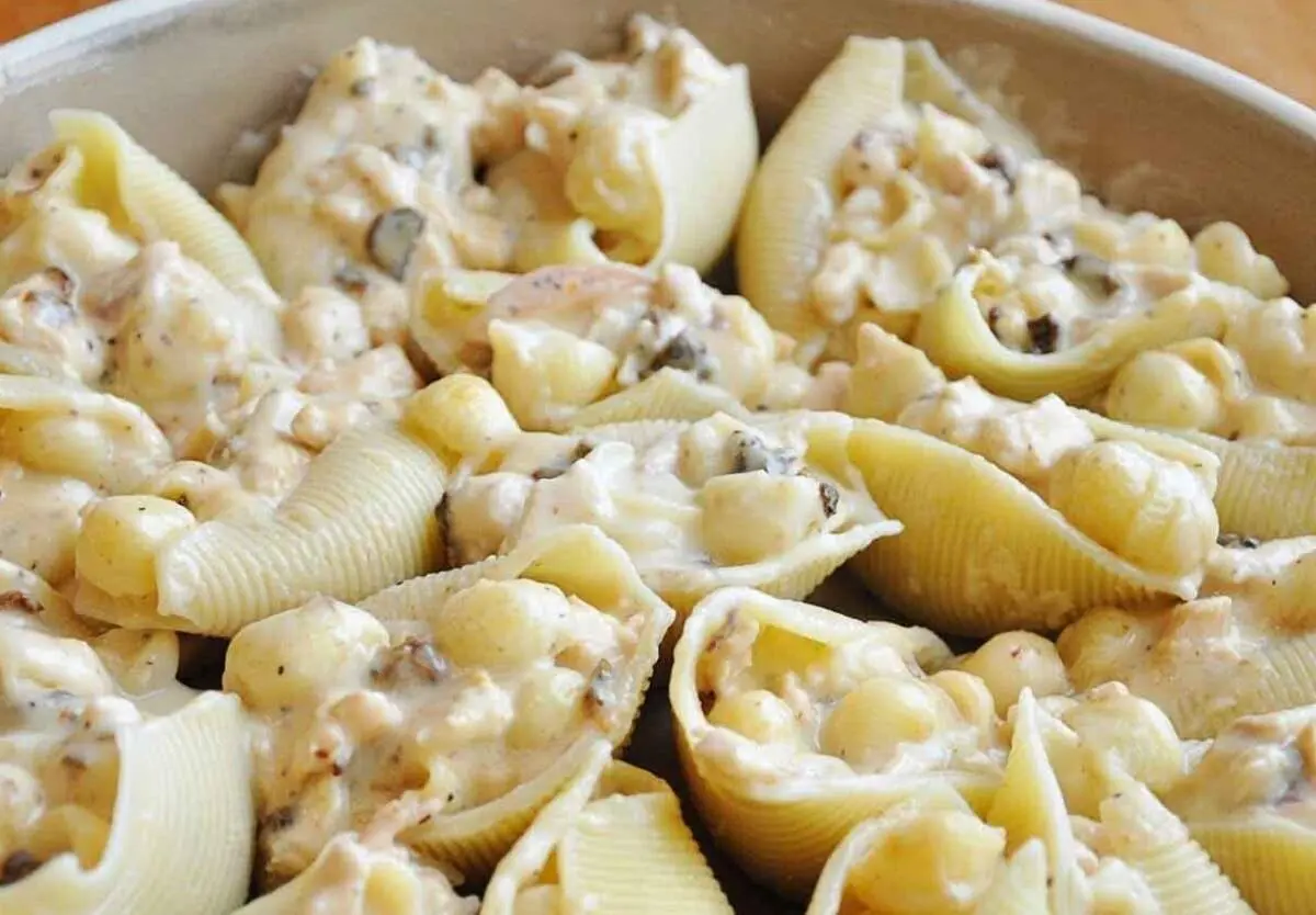 طرز تهیه جامبو شلز با مرغ و قارچ به روشی آسان و ساده بدون فر
