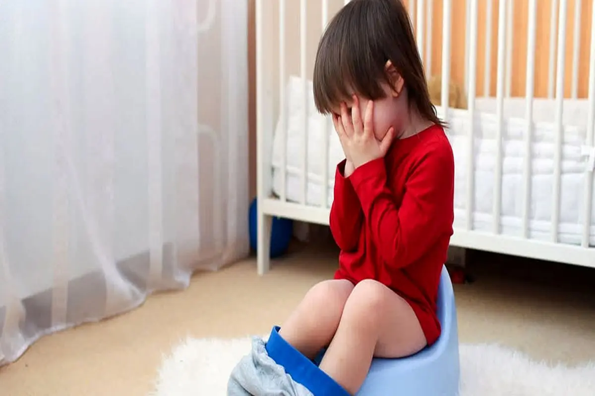 به چه علت کودک هنگام مدفوع کردن گریه می‌کند؟