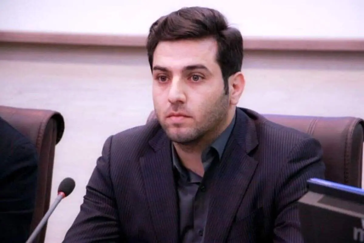 حرکت جنجالی عضو شورای شهر در جلسه! | حوصله‌ ام سر رفت، موشک ساختم! + فیلم