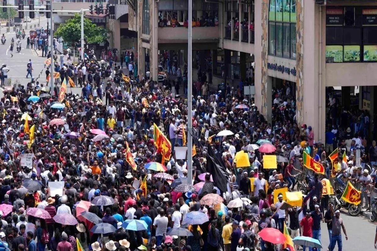 لحظه هجوم معترضان به کاخ ریاست جمهوری سریلانکا + فیلم