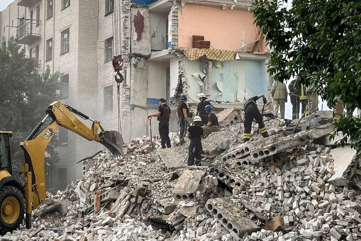 اصابت موشک به ساختمان ۵ طبقه؛ ۳۵ اوکراینی زیر آوار ماندند+ فیلم