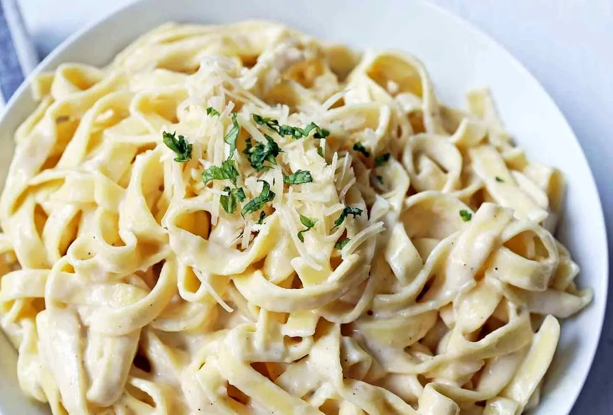 طرز تهیه پاستا آشیانهای با مرغ و سس سفید، خیلی خوشمزه بدون فر