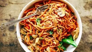 طرز تهیه نودل کره‌ای ساده و تند با سوسیس و قارچ بدون سویا سس در خانه