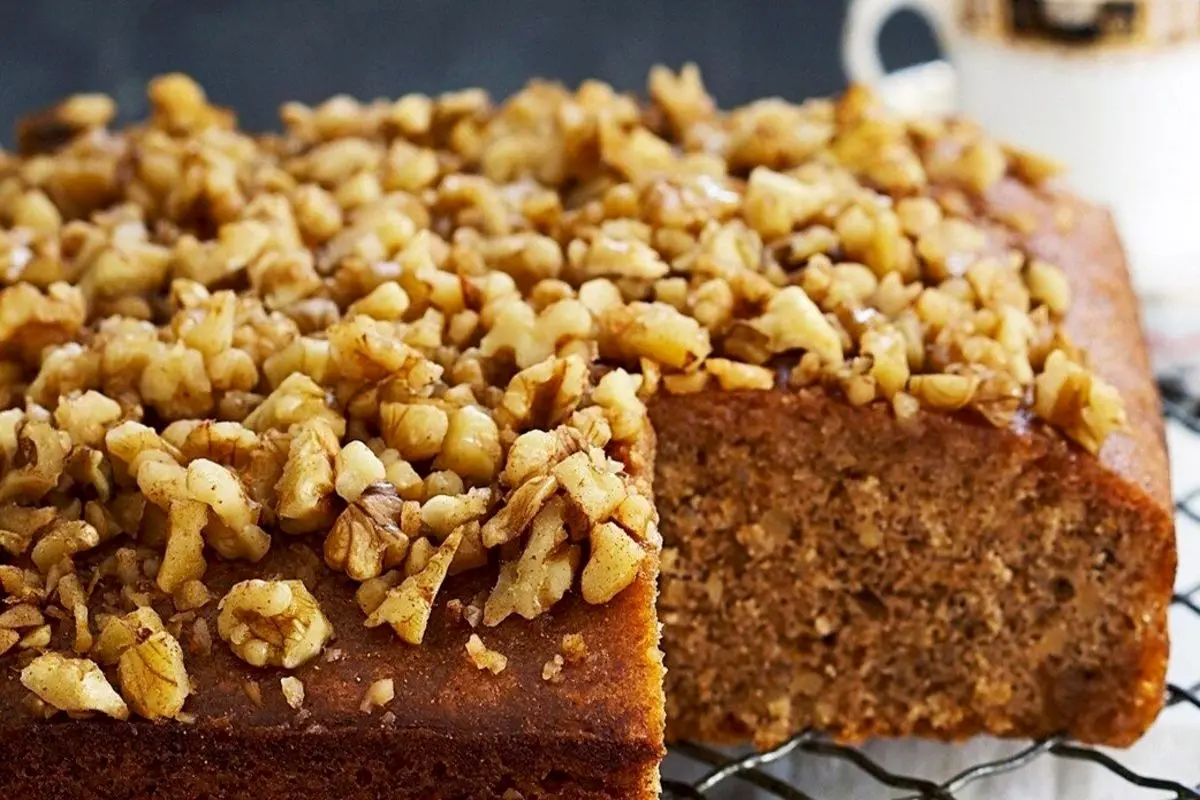 طرز تهیه کیک گردویی ساده و خوشمزه با پف زیاد و ماست با فر و بدون فر