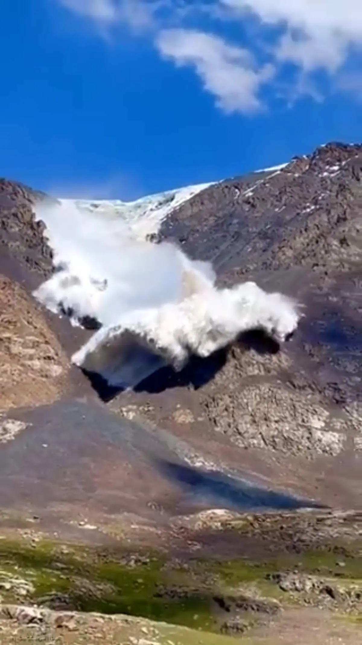 ریزش یکی از یخچال‌های طبیعی در کوهستان تیان شان قرقیزستان+فیلم