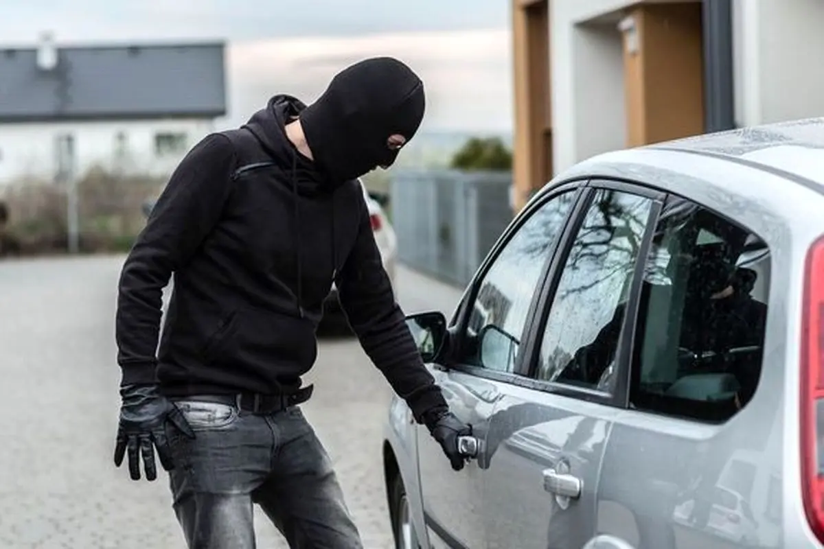 توصیه عجیب یک دزد: اگر می‌ خواهید ماشین‌تان را ندزدیم، شب‌ ها داخلش بخوابید! + فیلم