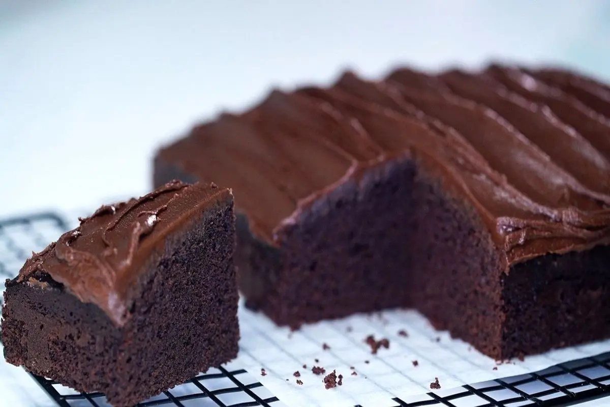 طرز تهیه کیک شکلاتی بدون فر روی اجاق گاز