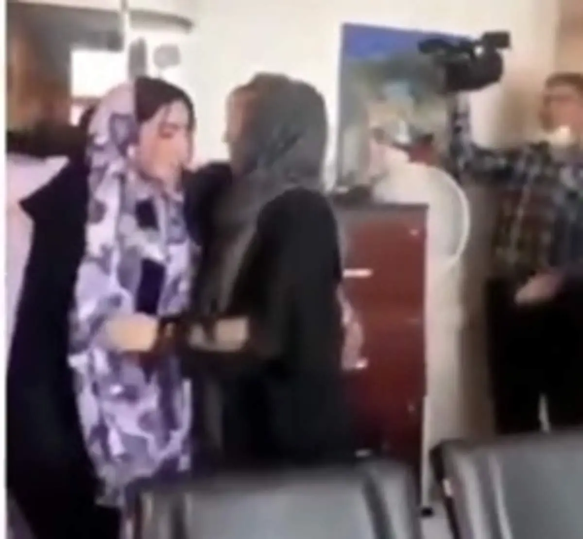 لحظه دیدار دختر جوان با پدر و مادرش بعد از ۲۳ سال+فیلم