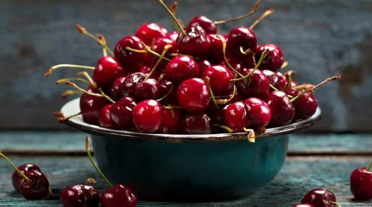میوه های کپک زده سمی هستند/ ماجرای کرم داخل گیلاس