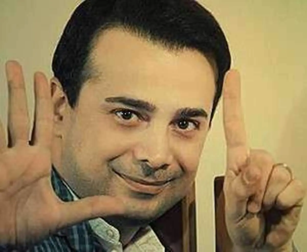 چهره شکسته سپند امیرسلیمانی بر سر مزار مرحوم مهرداد میناوند+ عکس