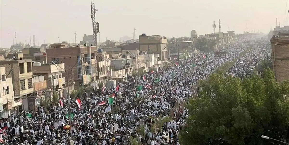 تجمع بزرگ طرفداران «سید مقتدی الصدر» پیش از نماز جمعه + فیلم و تصاویر