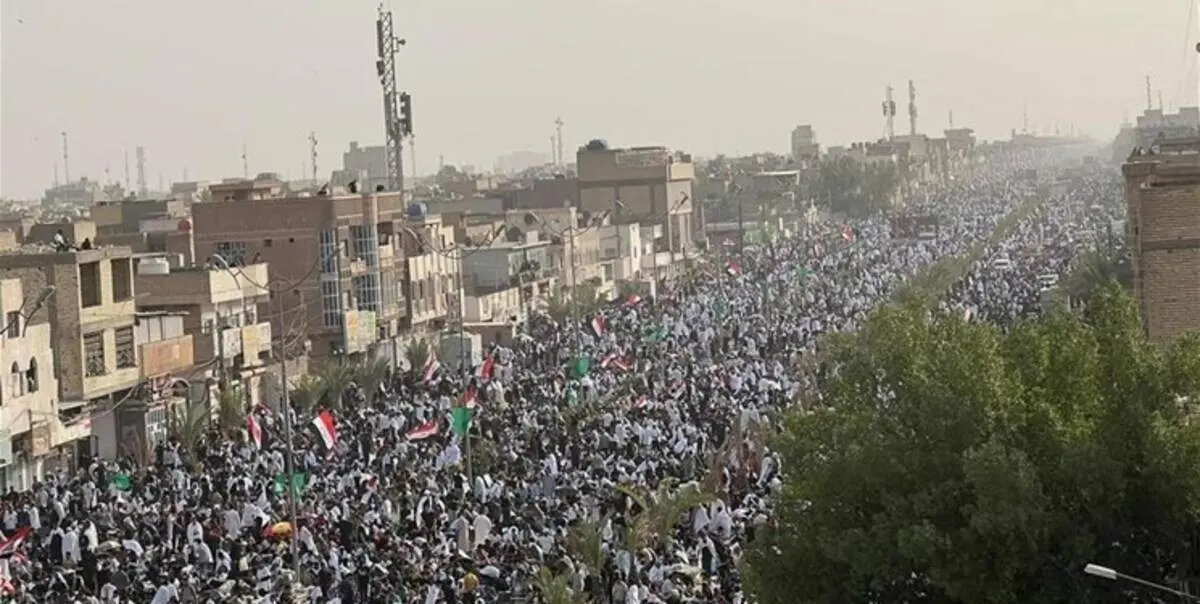 تجمع بزرگ طرفداران «سید مقتدی الصدر» پیش از نماز جمعه + فیلم و تصاویر