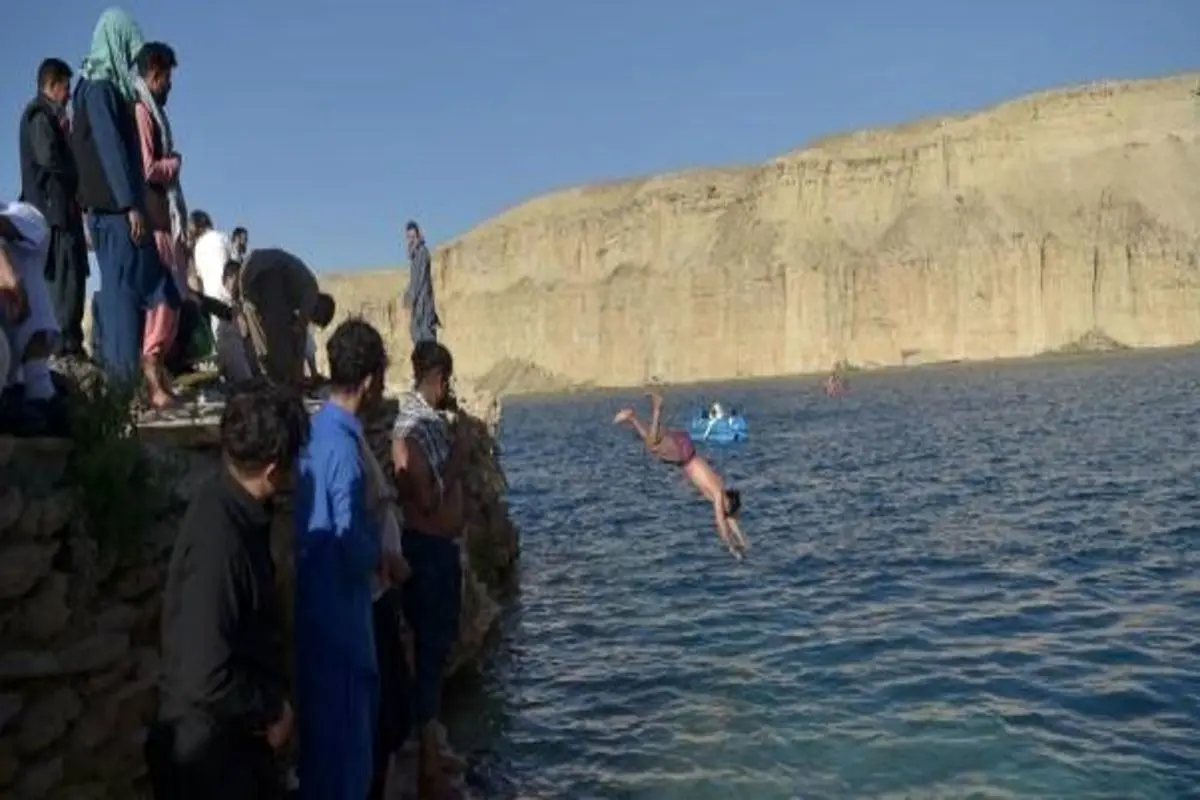 قایق سواری سربازان طالبان با اسلحه!+ عکس