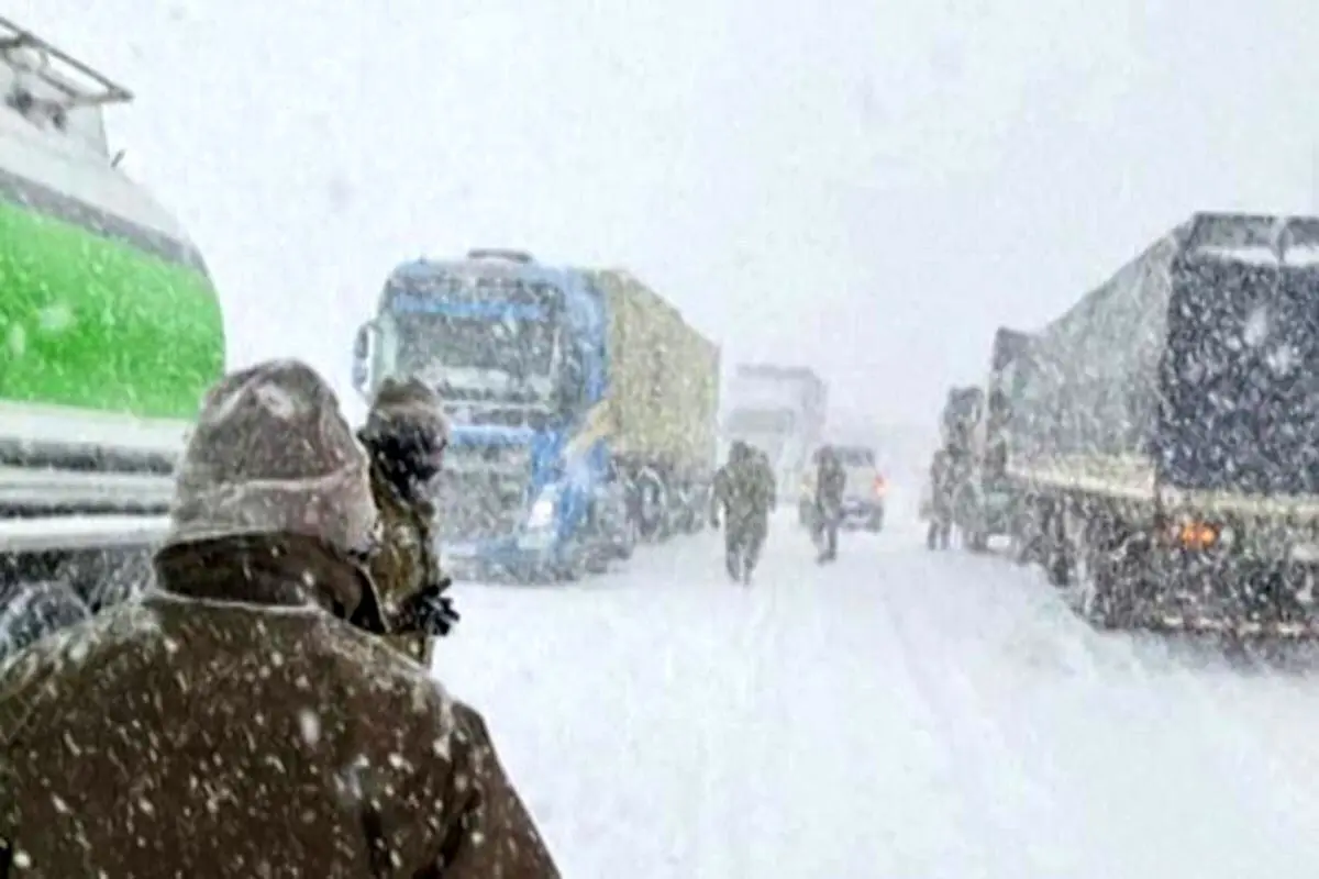 گرفتار شدن ۳۰۰۰ راننده در کولاک شدید برف در آرژانتین+ فیلم