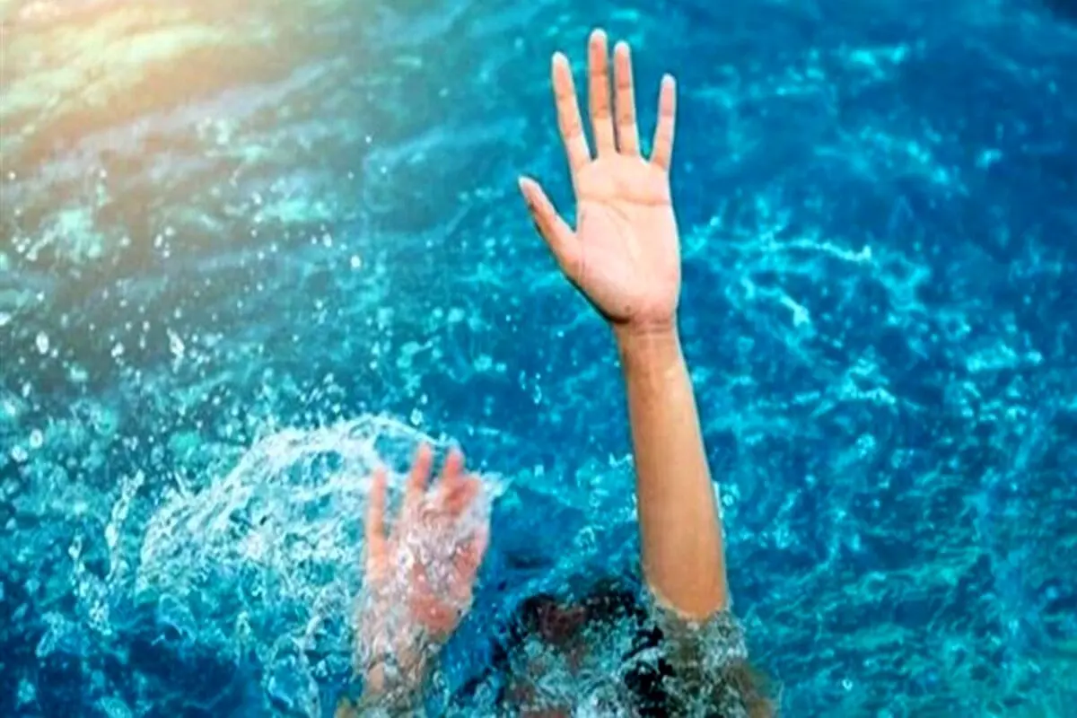 نجات معجزه آسای یک کودک از غرق شدن در خیابان!+ فیلم