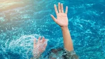 نجات معجزه آسای یک کودک از غرق شدن در خیابان!+ فیلم