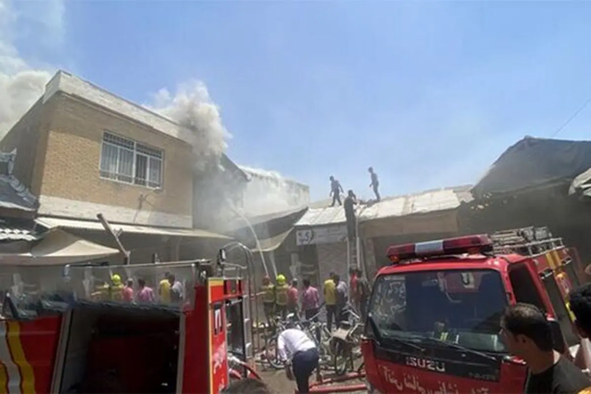 آتش‌ سوزی در بازار قزوین؛ مسدود شدن مسیرهای منتهی به بازار + فیلم