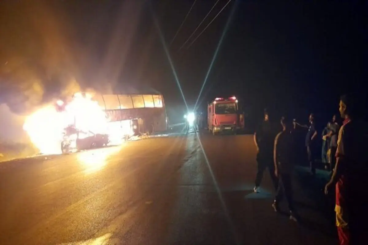 تصادف منجر به آتش‌سوزی اتوبوس با پژو ۴۰۵ با ۳ کشته + تصاویر