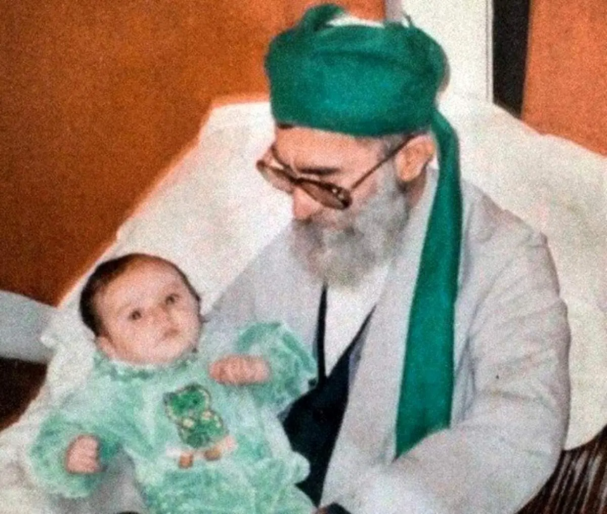 تصویری دیده نشده از رهبر انقلاب با عمامه سبز