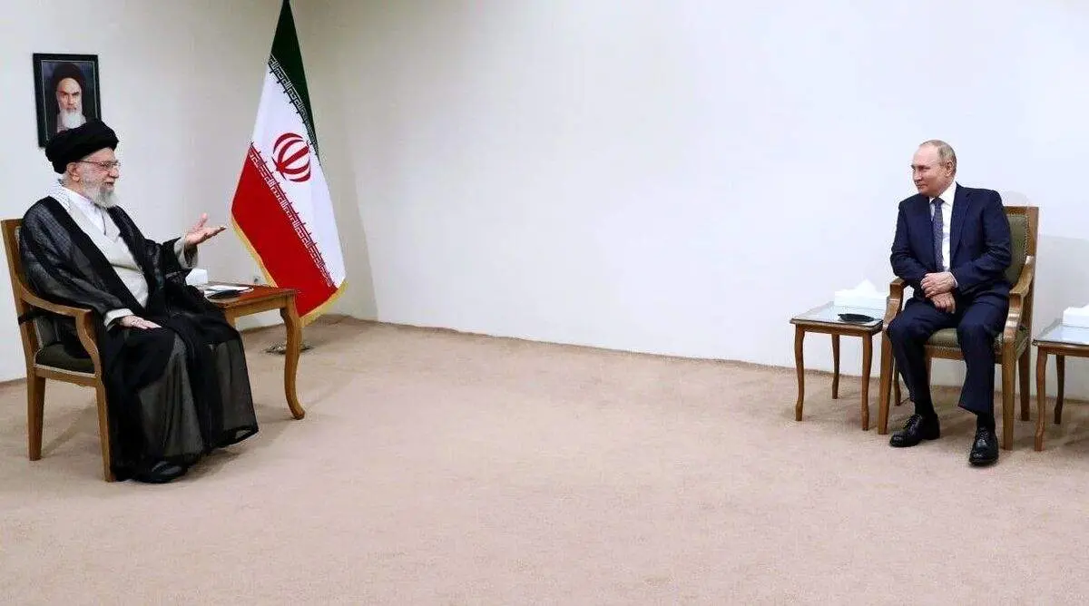 رهبر انقلاب: آمریکایی ها از منطقه شرق فرات در سوریه باید بیرون رانده شوند