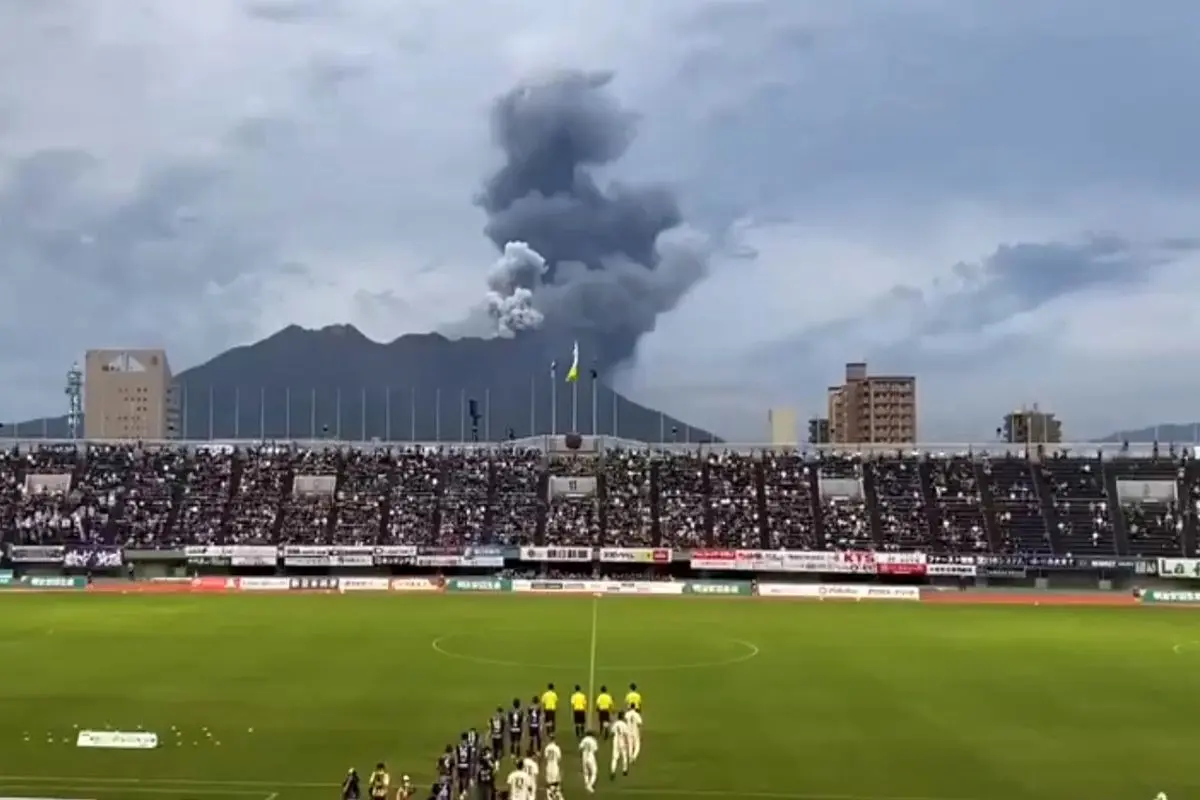 شروع یک مسابقه فوتبال همزمان با فوران آتشفشان در ژاپن! + فیلم