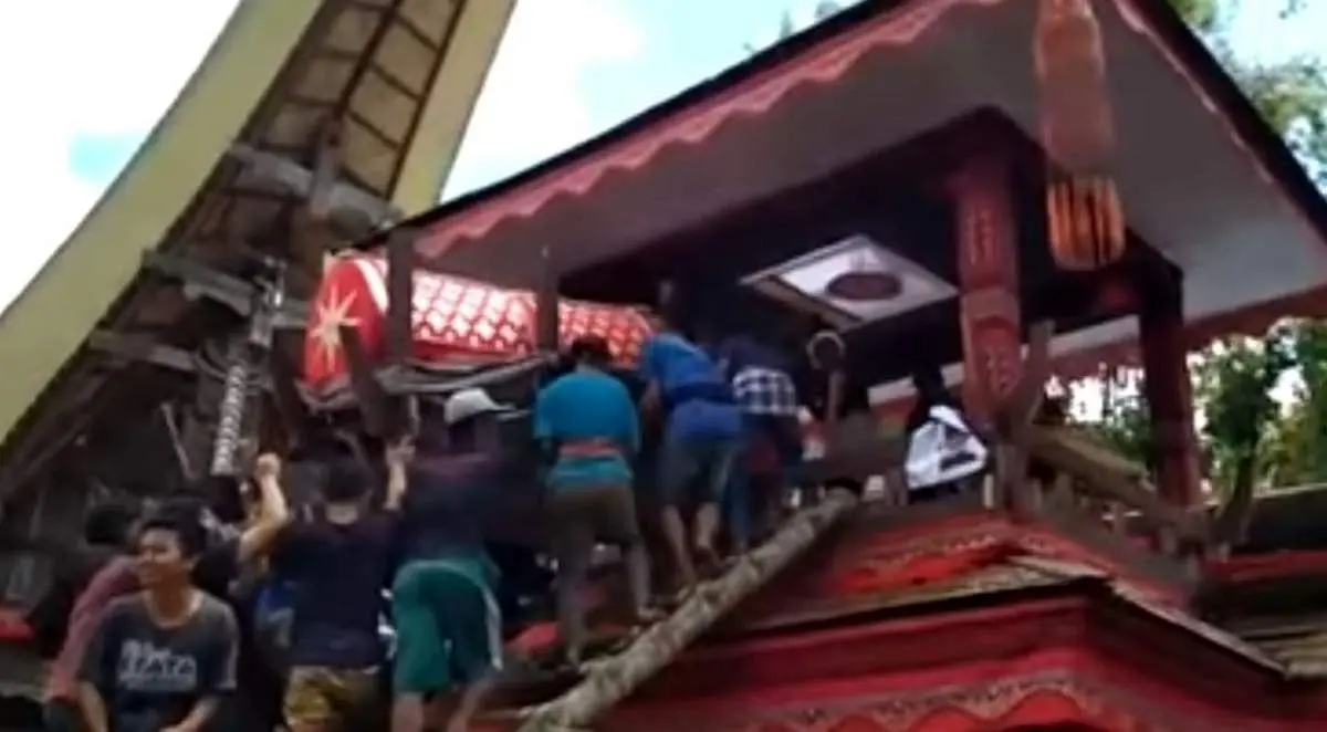 مرگ وحشتناک یک مرد بر اثر سقوط تابوت مادرش!+ فیلم