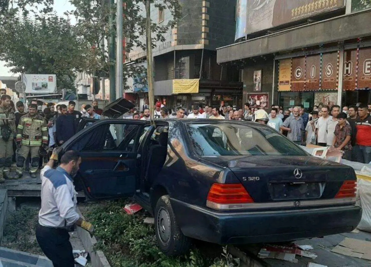 علت حادثه، سرعت غیرمجاز و انحراف خودروی بنز تشریفات