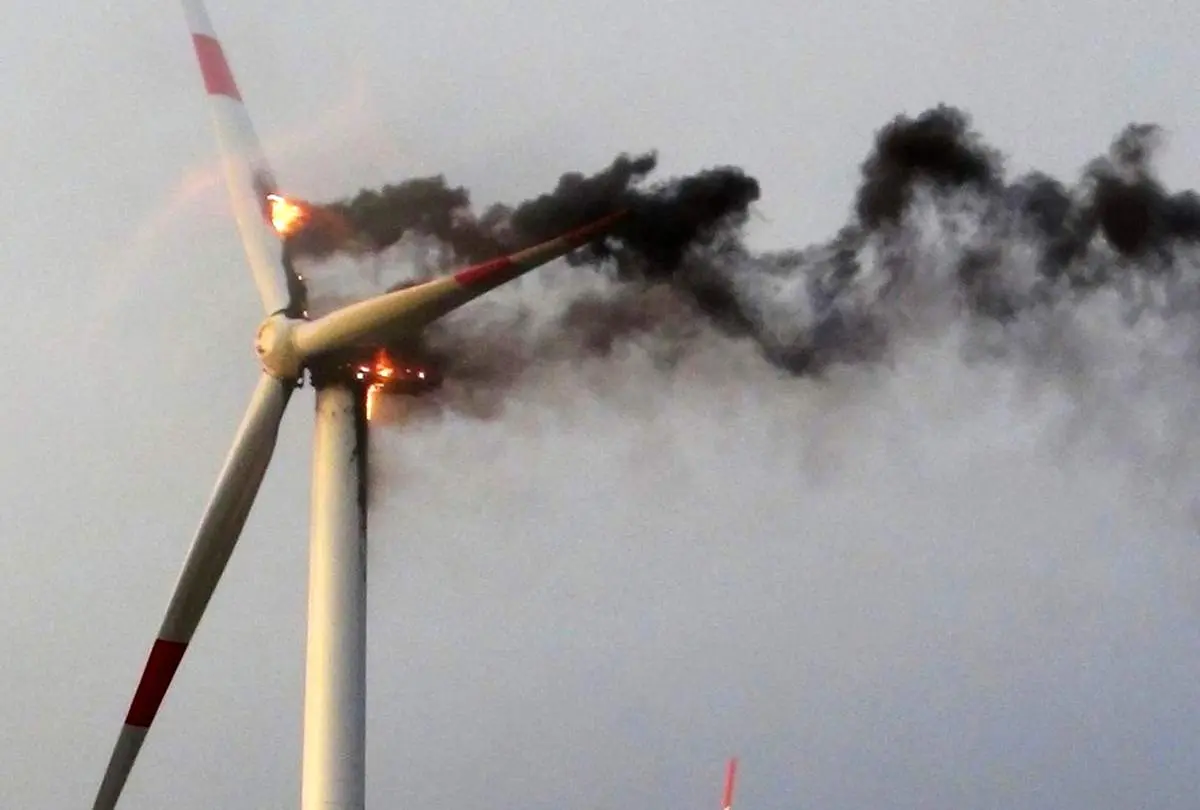 آتش گرفتن توربین بادی و خلق تصاویر باورنکردنی!+ فیلم