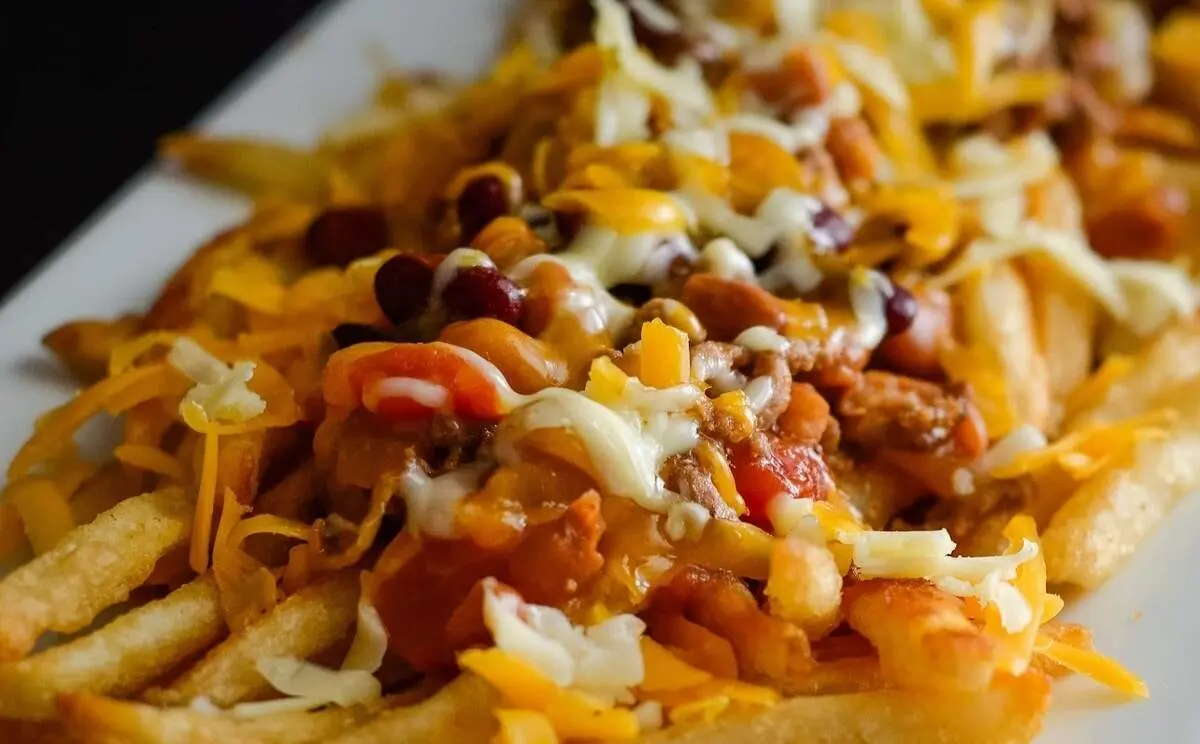طرز تهیه چیپس خلالی با سس قارچ و پنیر بسیار خوشمزه و راحت
