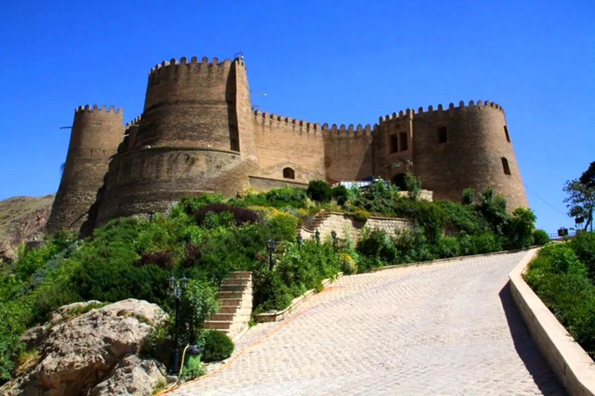 واکنش میراث فرهنگی به تصاویر تخریب دیوارهای قلعه فلک الافلاک: برای سیم‌کشی توکار است + تصاویر