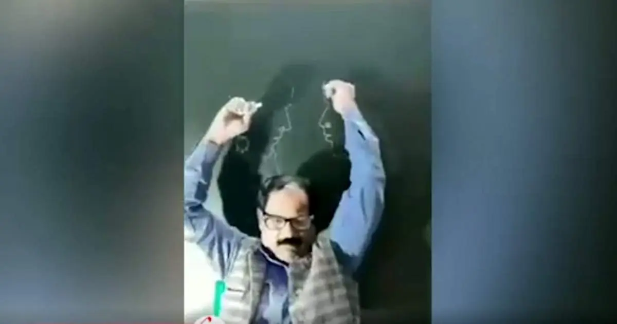 نقاش هندی که پشت به تابلو نقاشی میکشد+فیلم