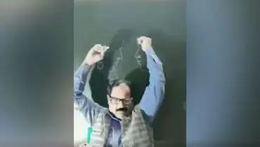 نقاش هندی که پشت به تابلو نقاشی می‌کشد+فیلم